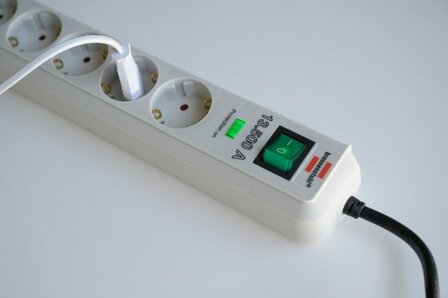 Di protezione sovratensione 13.500 a presa multipla a 6 grigio chiaro 1,5 m h05vv-f 3g1,5