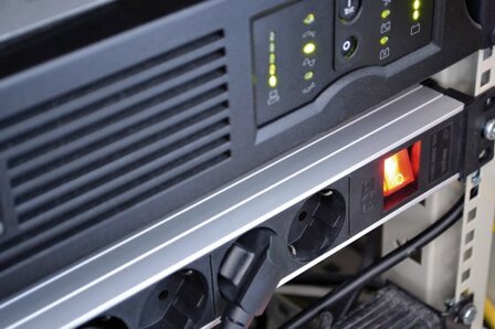 Prese multiple da 19 per armadi elettrici 9 prese nero argento 2m h05vv-f 3g1,5 senza interruttore