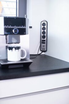 Presa angolare con funzione di ricarica usb a 6 vie 4x schuko e 2x euro&nbsp;argento nero