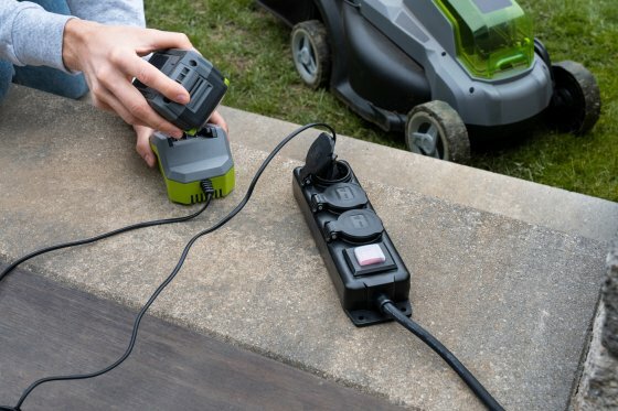 Multipresa con interruttore  ip44 a 3 prese nero 2m h07rn-f 3g1,5