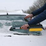 Spazzola per neve con tergivetro e raschiaghiaccio + manico telescopico